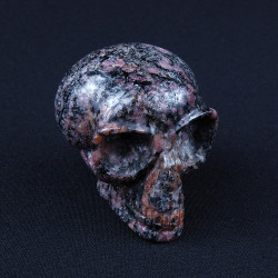 Rhodoniet-alien-schedel